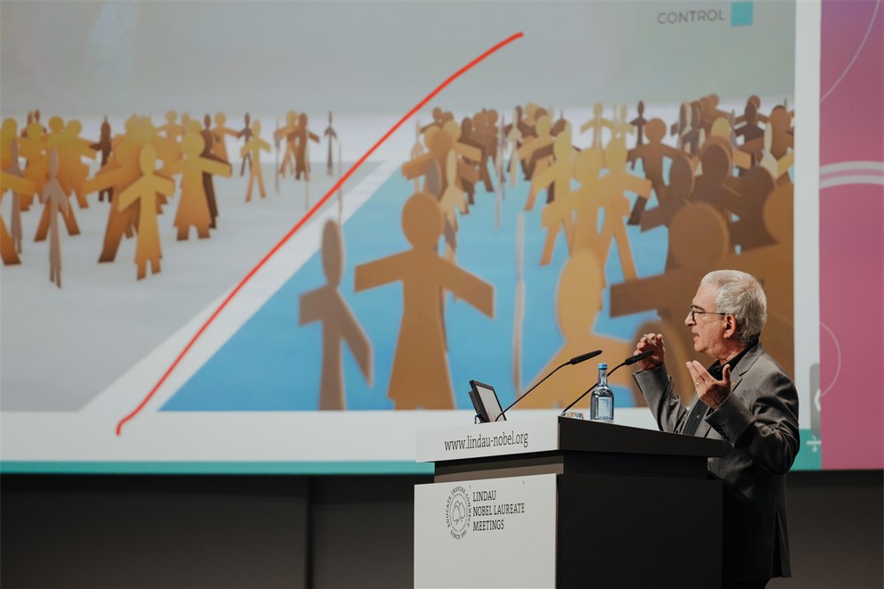 Joshua D. Angrist holding his lecture at the 7th Lindau Meeting on Economic Sciences.