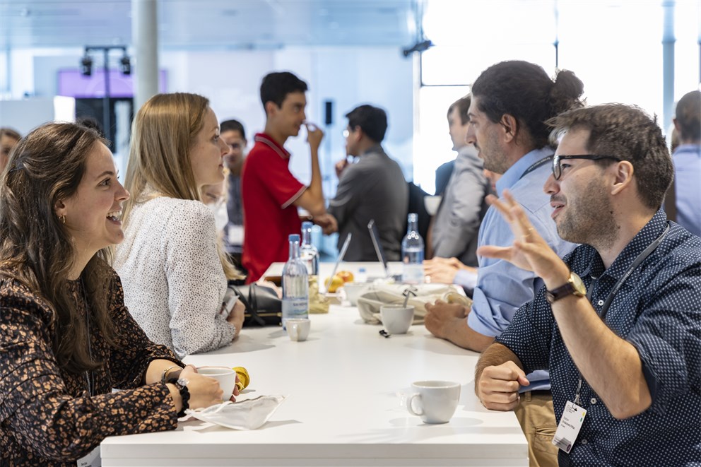 Young Economists in discussion with each other at the 7th Lindau Meeting on Economic Sciences.