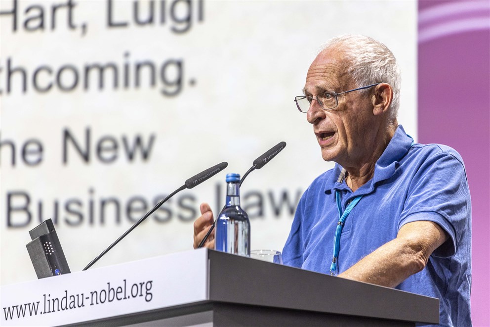 Oliver Hart delivering his lecture "Corporate Social Responsibility" at the 7th Lindau Meeting on Economic Sciences.