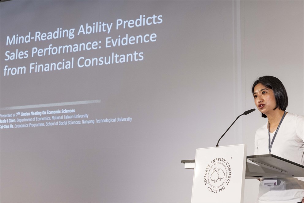 Young Economist presenting her speech at the Next Gen Economics session, 7th Lindau Meeting on Economic Sciences. 