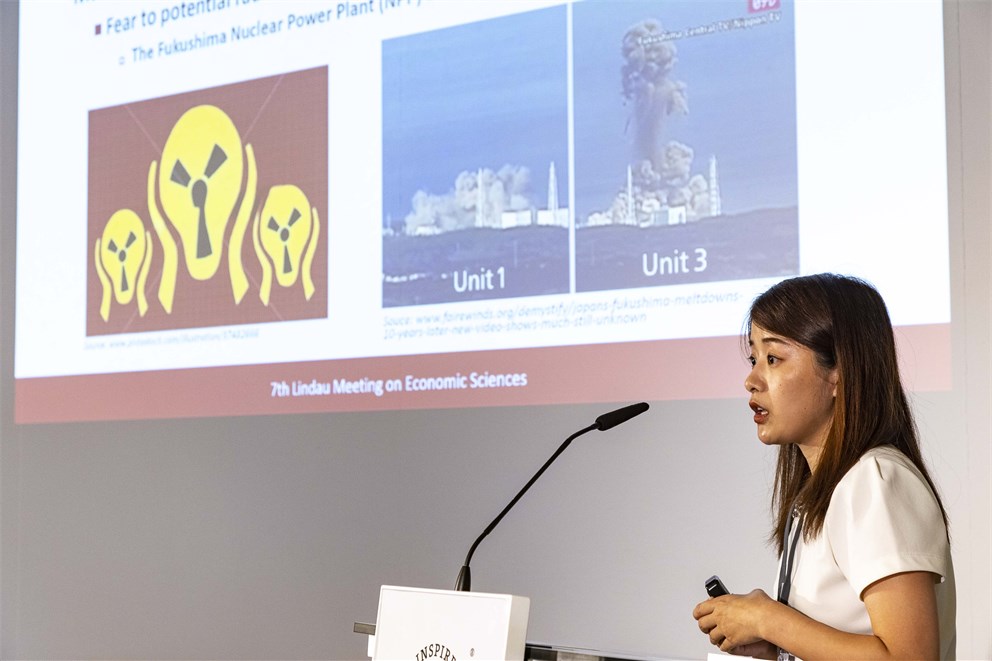 Young Economist presenting her speech at the Next Gen Economics session, 7th Lindau Meeting on Economic Sciences. 