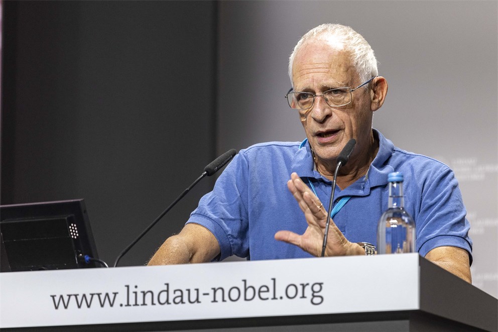 Oliver Hart delivering his lecture "Corporate Social Responsibility" at the 7th Lindau Meeting on Economic Sciences.