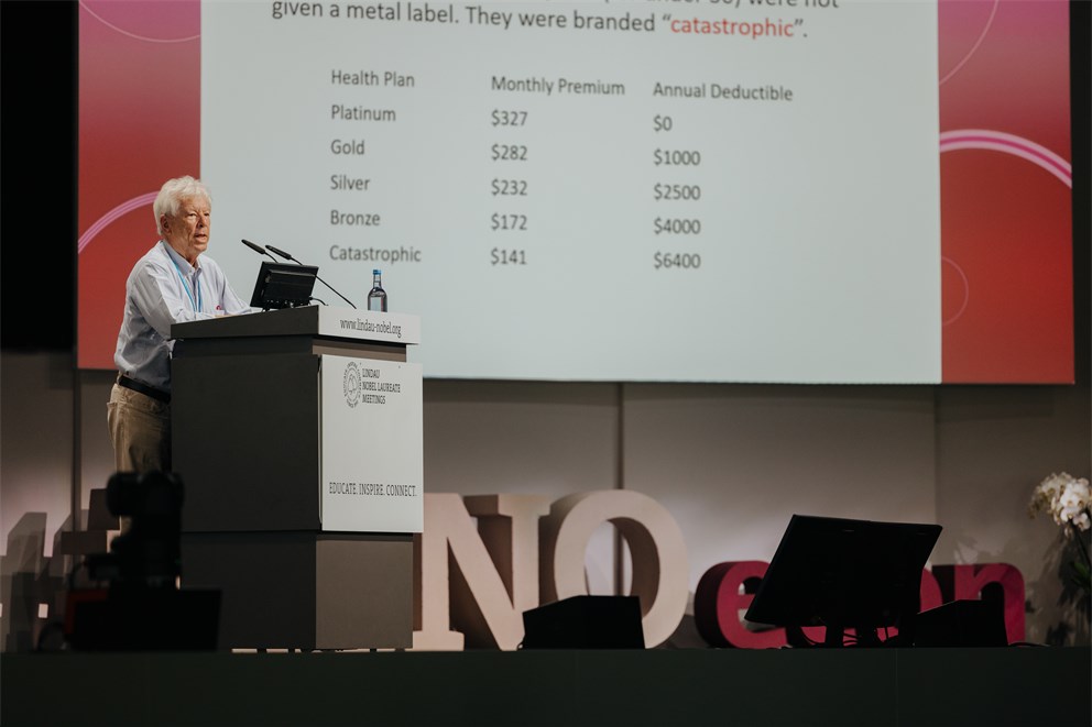 Richard H. Thaler holding his lecture at the 7th Lindau Meeting on Economic Sciences.