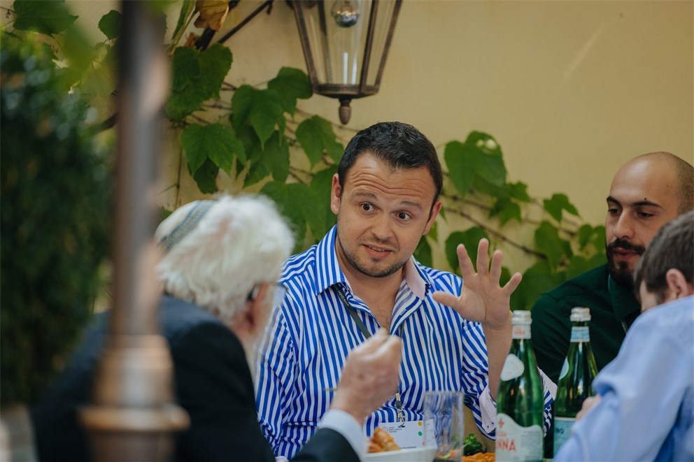 Robert J. Aumann in exchange with Young Economists at the 7th Lindau Meeting on Economic Sciences.