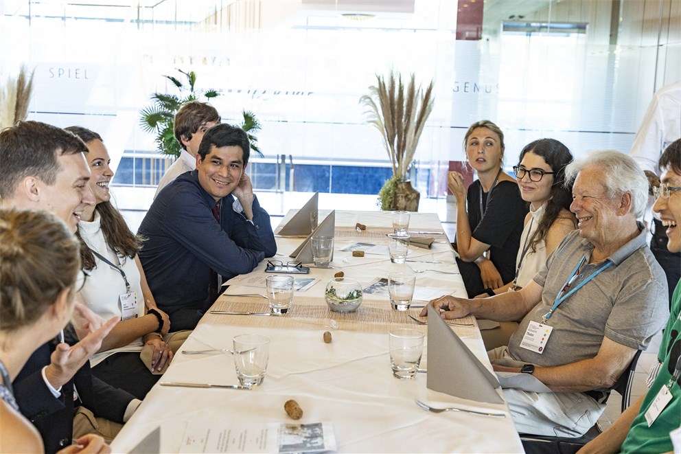 Richard H. Thaler conversing with Young Economists at the 7th Lindau Meeting on Economic Sciences.