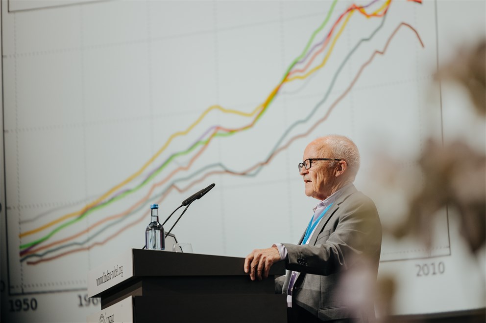 Finn E. Kydland holding his lecture at the 7th Lindau Meeting on Economic Sciences.