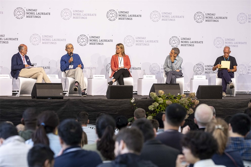 Panel "Economics and Politics of War and Sanctions" on Mainau Island.