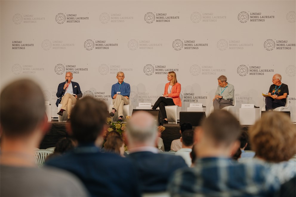 Panel "Economics and Politics of War and Sanctions" on Mainau Island.