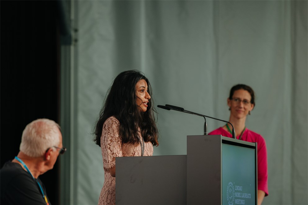 Raisa Sherif delivering her farwell speech on Mainau Island.