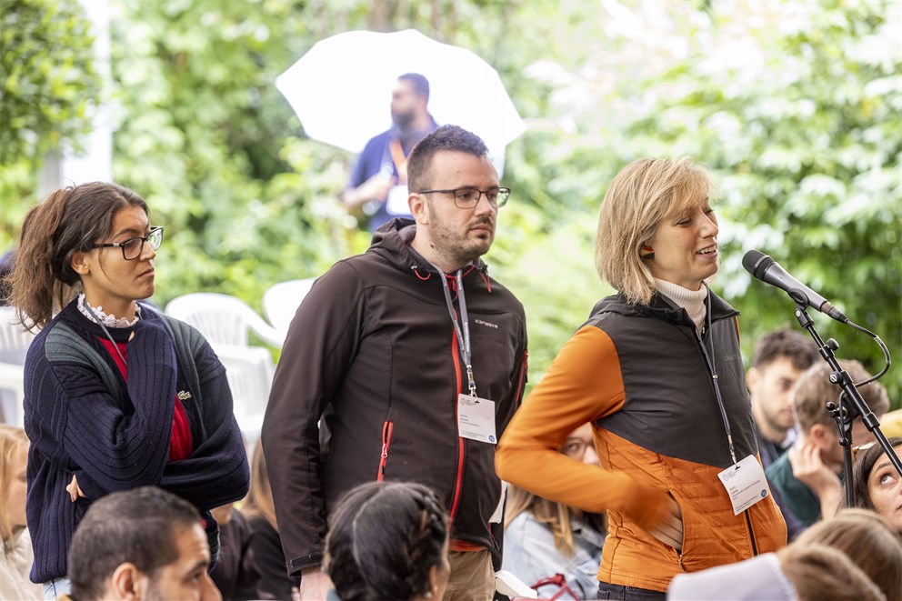 Young scientists asking questions during the panel "The Diversity Challenge".