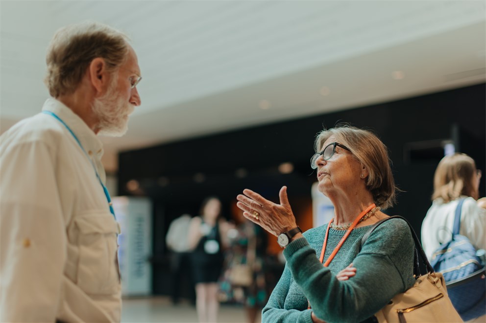 Peter Agre talking with Beate Hein-Bennett